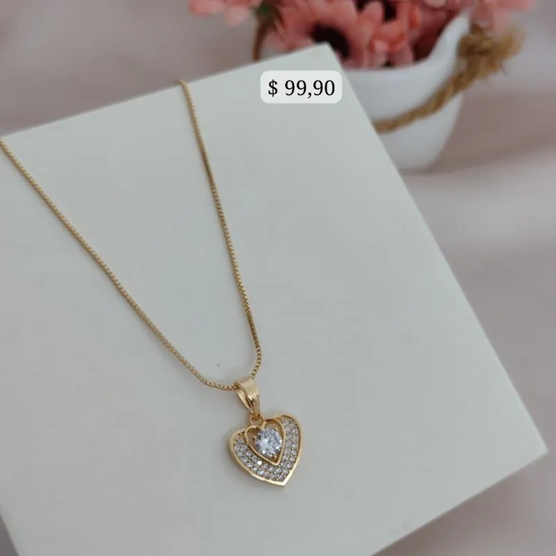 COLAR COM PINGENTE DE CORAÇÃO COM PEDRA NO MEIO E CRAVEJADO EM  MICRO ZIRCONIA AO REDOR