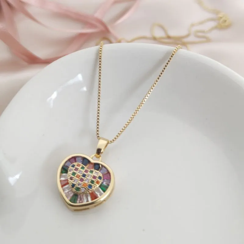 COLAR COM PINGENTE DE CORAÇÃO COM PEDRAS DFE ZIRCONIA COLORIDAS