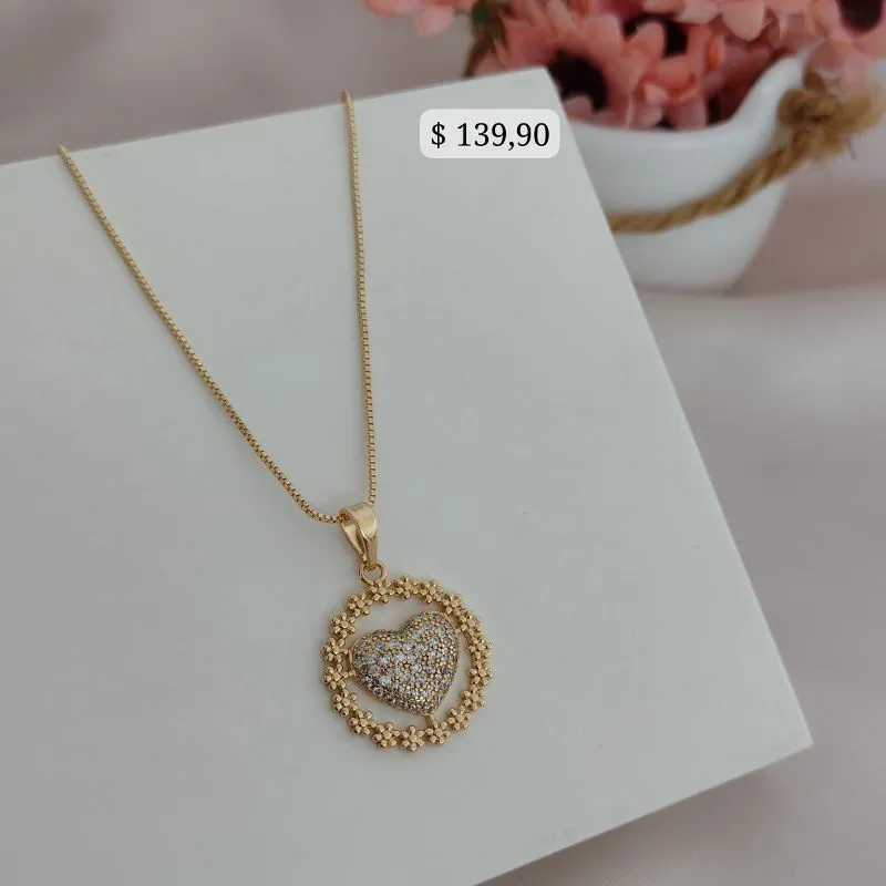 COLAR COM PINGENTE DE CORAÇÃO CRAVEJADO EM MICRO ZIRCONIA COM CIRCULO DE FLORES AO REDOR
