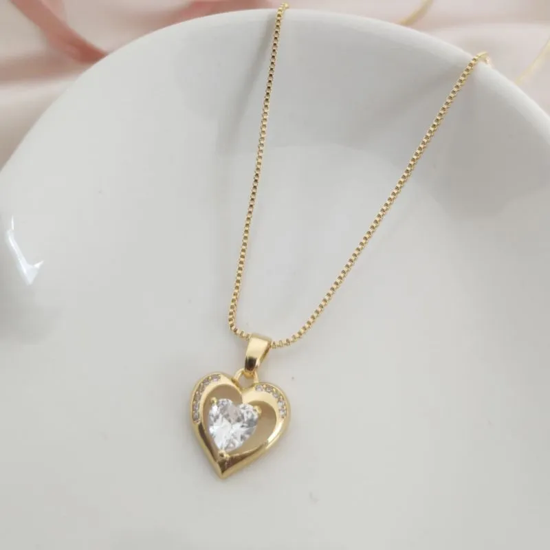 COLAR COM PINGENTE DE CORAÇÃO CRAVEJADO VAZADO E PEDRA DE ZIRCONIA NO MEIO COLAR COM PINGENTE DE CORAÇÃO CRAVEJADO VAZADO E PEDRA DE ZIRCONIA NO MEIO
