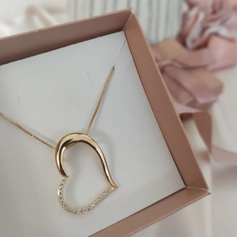 COLAR COM PINGENTE DE CORAÇÃO METADE LISO E METADE CRAVEJADO EM MICRO ZIRCONIA TORTO COLAR COM PINGENTE DE CORAÇÃO METADE LISO E METADE CRAVEJADO EM MICRO ZIRCONIA TORTO