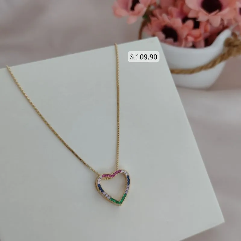 COLAR COM PINGENTE DE CORAÇÃO VAZADO E CRAVEJADO EM MICRO ZIRCONIA AO REDOR