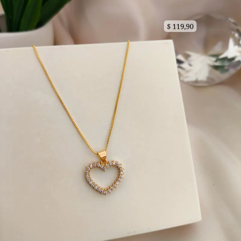 COLAR COM PINGENTE DE CORAÇÃO VAZADO E CRAVEJADO SO AO REDOR COLAR COM PINGENTE DE CORAÇÃO VAZADO E CRAVEJADO SO AO REDOR