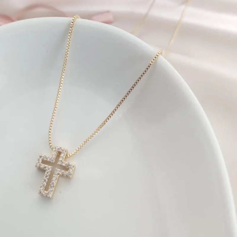 COLAR COM PINGENTE DE CRUZ VAZADA CRAVEJADA EM MICRO ZIRCONIA COLAR COM PINGENTE DE CRUZ VAZADA CRAVEJADA EM MICRO ZIRCONIA