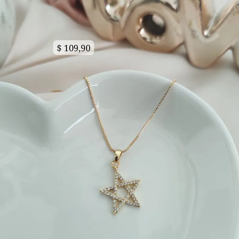 COLAR COM PINGENTE DE ESTRELA VAZADA CRAVEJADA EM MICRO ZIRCONIA