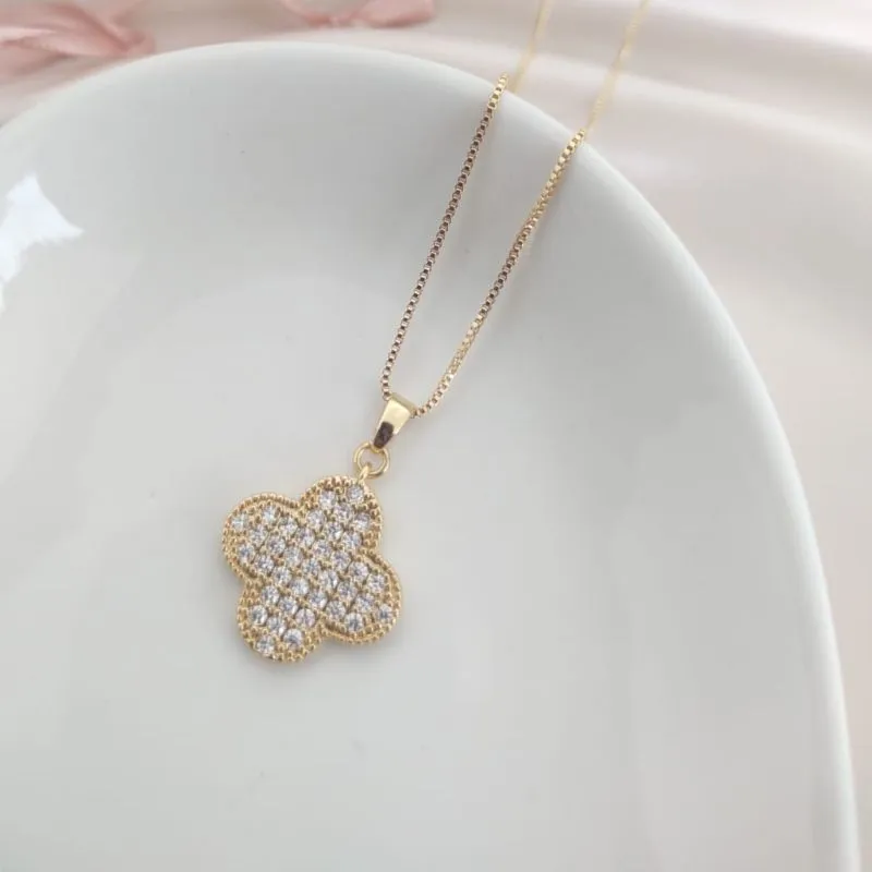 COLAR COM PINGENTE DE FLOR CRAVEJADA EM MICRO ZIRCONIA COLAR COM PINGENTE DE FLOR CRAVEJADA EM MICRO ZIRCONIA