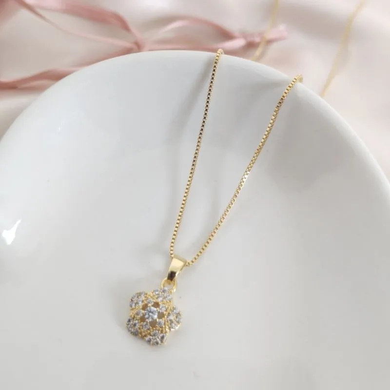 COLAR COM PINGENTE DE FLOR CRAVEJADA EM MICRO ZIRCONIA E VAZADA COLAR COM PINGENTE DE FLOR CRAVEJADA EM MICRO ZIRCONIA E VAZADA