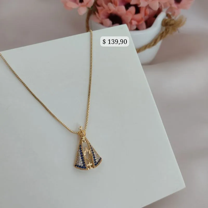 COLAR COM PINGENTE DE NOSSA SENHORA APARECIDA CRAVEJADA EM MICRO ZIRCONIA AZUL E TRANSPARENTE