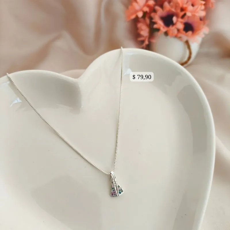 COLAR COM PINGENTE DE NOSSA SENHORA APARECIDA CRAVEJADA EM MICRO ZIRCONIA COLORIDAS B. A PRATA 925 COLAR COM PINGENTE DE NOSSA SENHORA APARECIDA CRAVEJADA EM MICRO ZIRCONIA COLORIDAS B. A PRATA 925