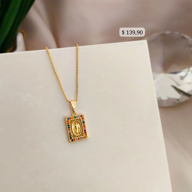 COLAR COM PINGENTE DE NOSSA SENHORA APARECIDA EM PLACA RETANGULAR COM ZIRCONIAS COLORIDAS