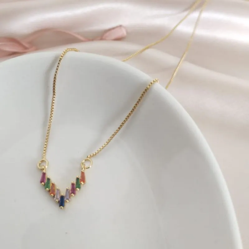 COLAR COM PINGENTE EM FORMA DE V CRAVEJADO EM MICRO ZIRCONIA COLORIDAS COLAR COM PINGENTE EM FORMA DE V CRAVEJADO EM MICRO ZIRCONIA COLORIDAS