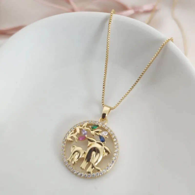 COLAR COM PINGENTE REDONDO COM DOIS ELEFANTES E CRAVEJADO EM MICRO ZIRCONIA E COLORIDAS