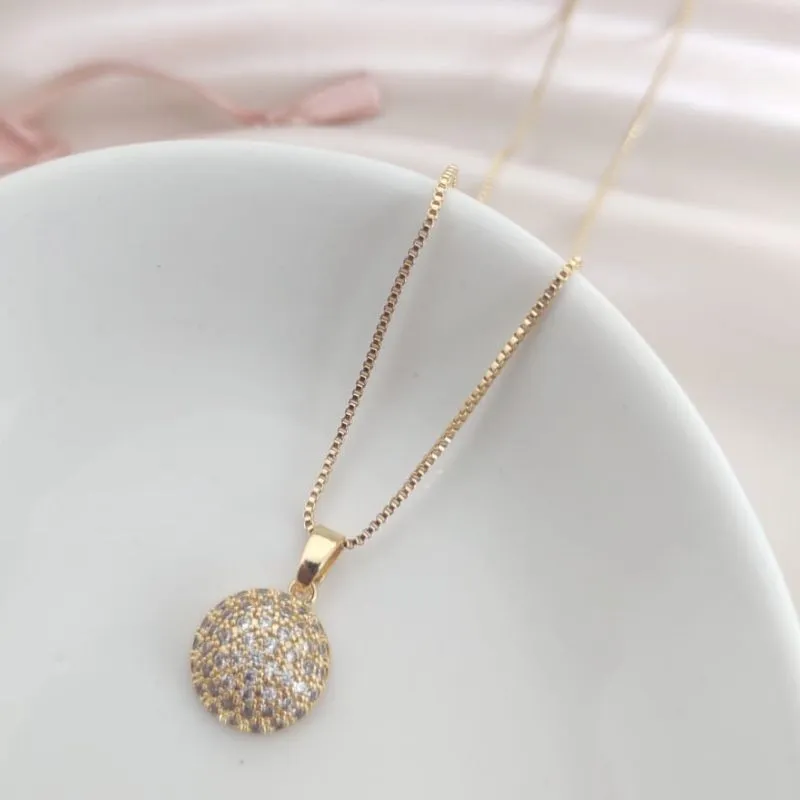 COLAR COM PINGENTE REDONDO CRAVEJADO EM MICRO ZIRCONIA