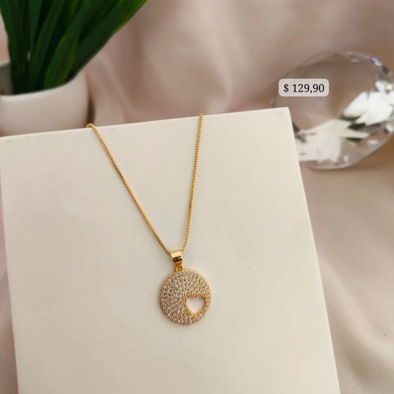 COLAR COM PINGENTE REDONDO CRAVEJADO EM MICRO ZIRCONIA E COM CORAÇÃO VAZADO