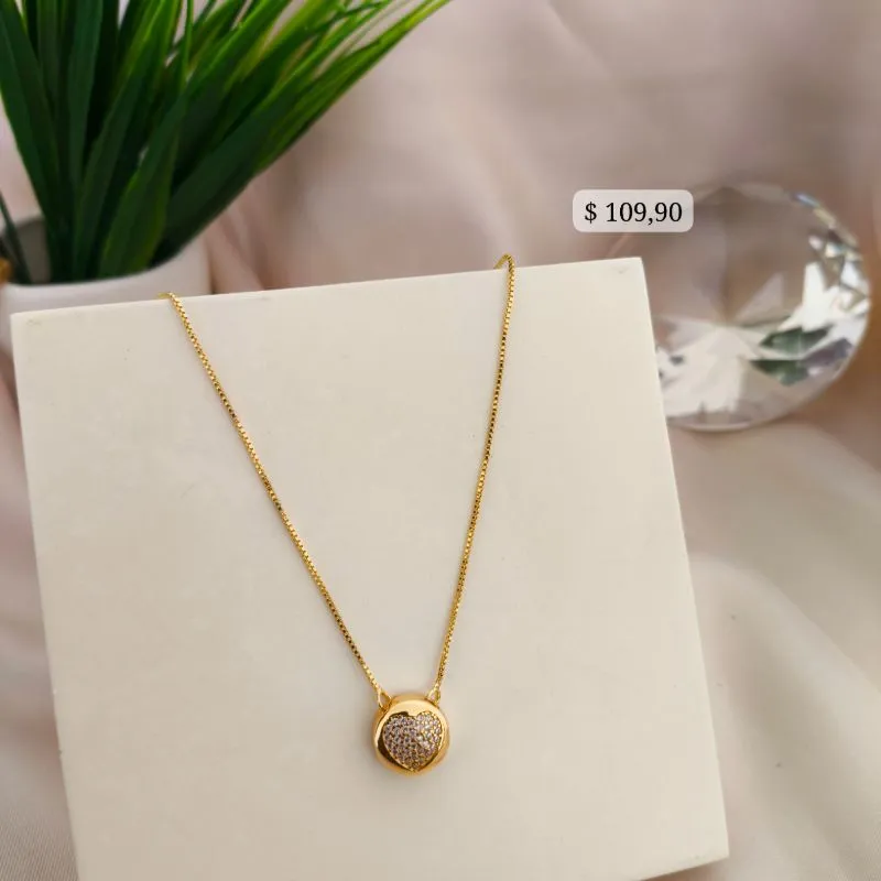 COLAR COM PINGENTE REDONDO E CORAÇÃO NO MEIO CRAVEJADO EM MICRO ZIRCONIA