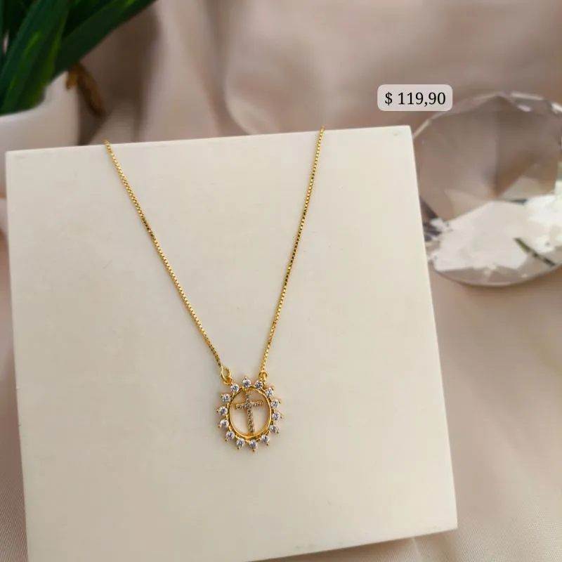 COLAR COM PINGENTE REDONDO VAZADO E CRUZ NO MEIO CRAVEJADA EM MICRO ZIRCONIA COLAR COM PINGENTE REDONDO VAZADO E CRUZ NO MEIO CRAVEJADA EM MICRO ZIRCONIA
