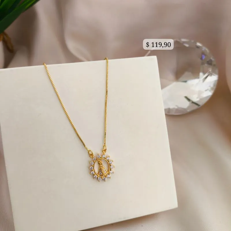 COLAR COM PINGENTE REDONDO VAZADO E NOSSA SENHORA APARECIDA NO MEIO CRAVEJADA EM MICRO ZIRCONIA COLAR COM PINGENTE REDONDO VAZADO E NOSSA SENHORA APARECIDA NO MEIO CRAVEJADA EM MICRO ZIRCONIA