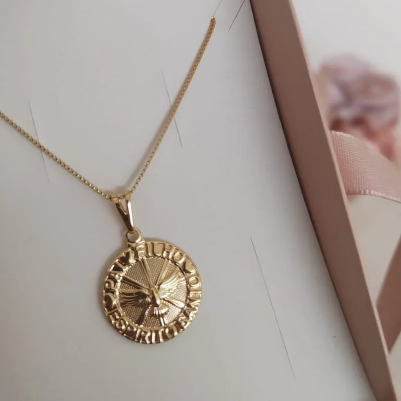 COLAR COM PLACA REDONDA E FRASE PAI, FILHO E ESPÍRITO SANTO