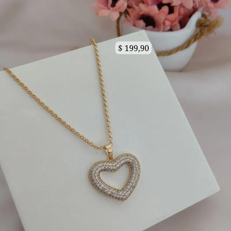 COLAR DE ELO PORTUGUES COM PINGENTE GRANDE DE CORAÇÃO CRAVEJADO EM MICRO ZIRCONIA E VAZADO COLAR DE ELO PORTUGUES COM PINGENTE GRANDE DE CORAÇÃO CRAVEJADO EM MICRO ZIRCONIA E VAZADO