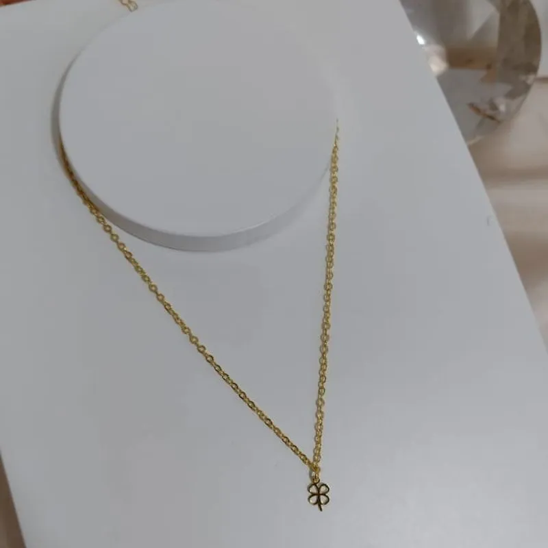 COLAR INFANTIL COM PINGENTE TREVO