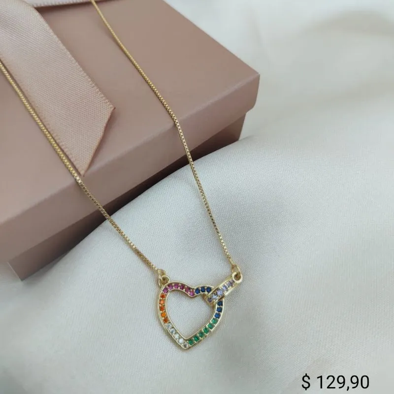 COLAR VENESIANA PINGENTE CORAÇÃO VAZADO CRAVEJADO ZIRCONIA COLORIDA BI PARTIDO COLAR VENESIANA PINGENTE CORAÇÃO VAZADO CRAVEJADO ZIRCONIA COLORIDA BI PARTIDO