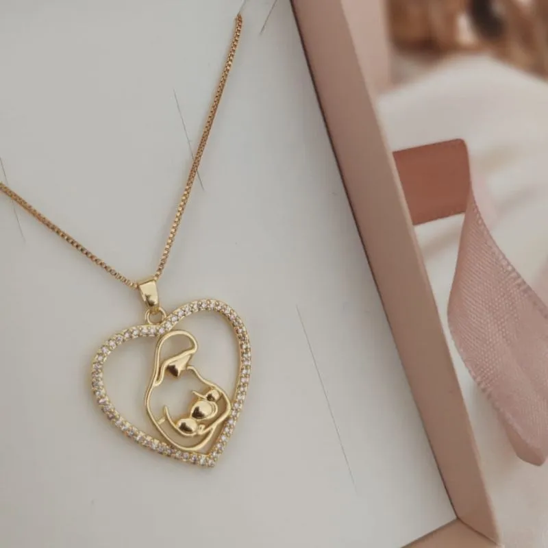 COLAR VENEZIANA CORAÇÃO CRAVEJADO E MÂE SEGURANDO BEBE COLAR VENEZIANA CORAÇÃO CRAVEJADO E MÂE SEGURANDO BEBE