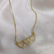 COLAR VENEZIANA PINGENTE 3 CORAÇÕES LISOS VAZADOS