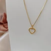 COLAR VENEZIANA PINGENTE CORAÇÃO VAZADO TORCIDO