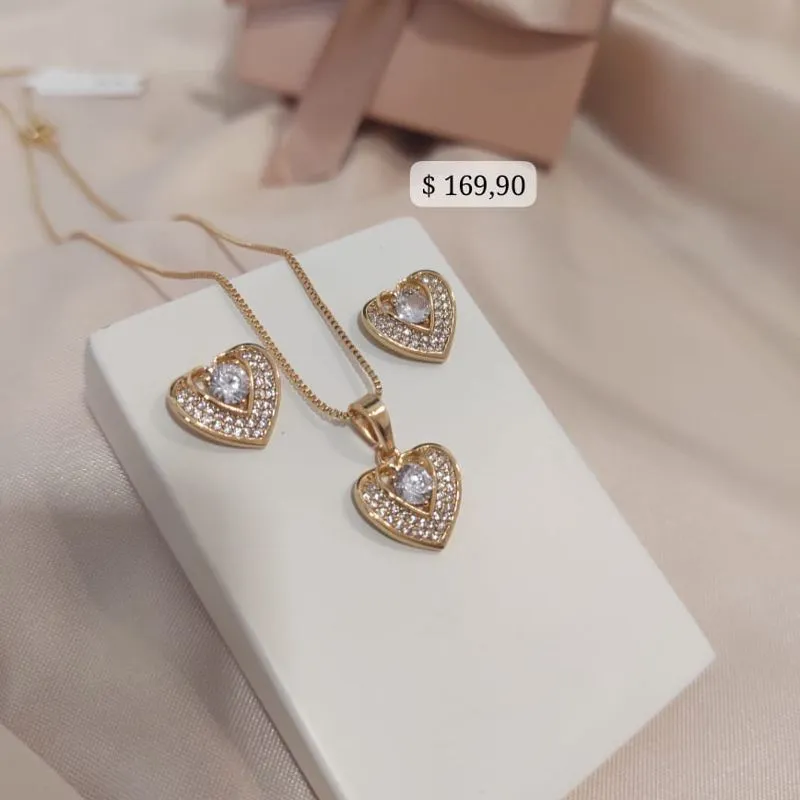 CONJUNTO COM PINGENTE DE CORAÇÃO COM PEDRA NO MEIO E CRAVEJADO EM  MICRO ZIRCONIA AO REDOR