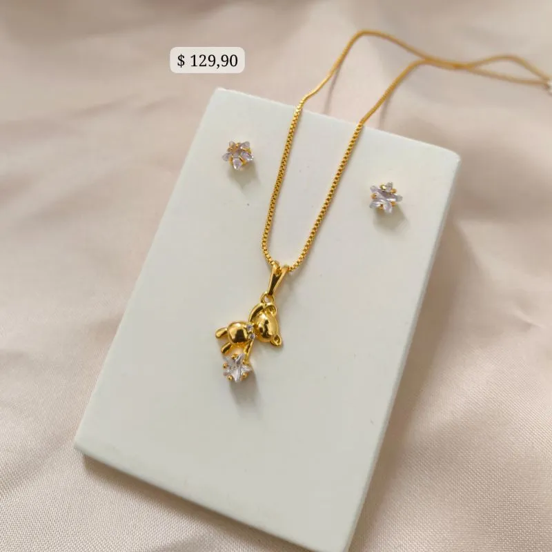 CONJUNTO COM URSINHO PENDURADO COM ESTRELA DE ZIRCONIA NA MÃO