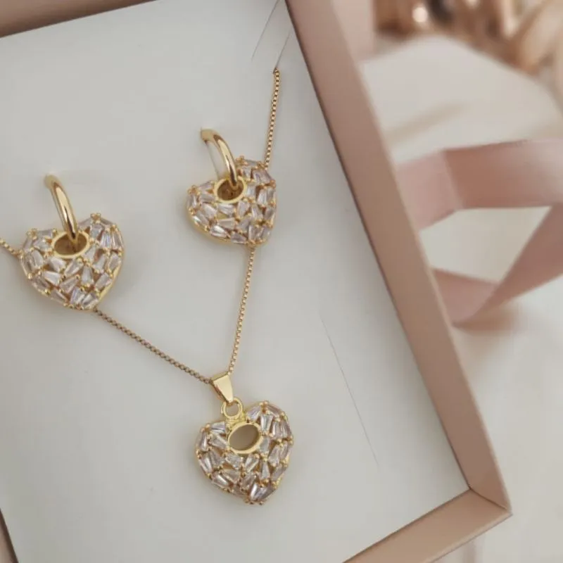 CONJUNTO CORAÇÃO COM PEDRAS DE ZIRCONIA TRIANGULAR