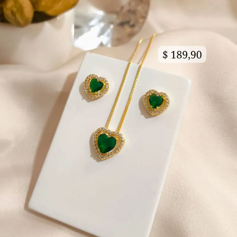 CONJUNTO DE CORAÇÃO COM PEDRA VERDE E CRAVEJADO EM MICRO ZIRCONIAS AO REDOR CONJUNTO DE CORAÇÃO COM PEDRA VERDE E CRAVEJADO EM MICRO ZIRCONIAS AO REDOR