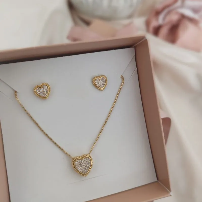 CONJUNTO DE CORAÇÃO CRAVEJADO EM MICRO ZIRCONIA COM DETALHES EM MINI ESFERAS NAS LATERAIS CONJUNTO DE CORAÇÃO CRAVEJADO EM MICRO ZIRCONIA COM DETALHES EM MINI ESFERAS NAS LATERAIS