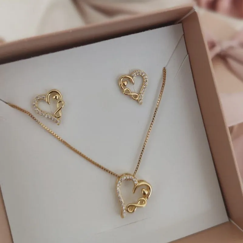 CONJUNTO DE CORAÇÃO VAZADO CRAVEJADO EM MICRO ZIRCONIA E INFINITO