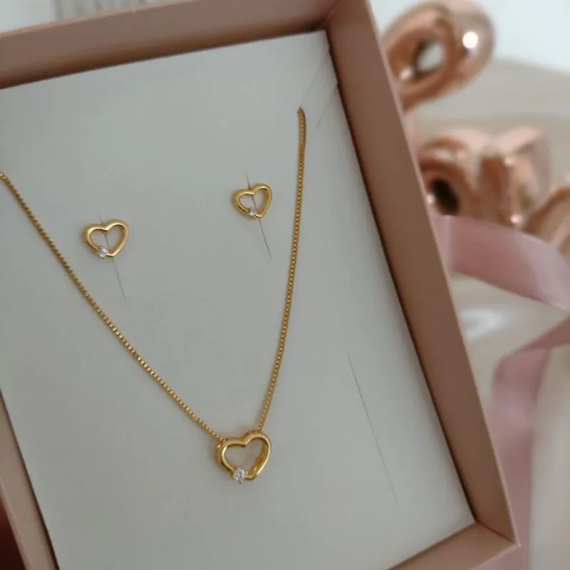 CONJUNTO VENEZIANA CORAÇÃO VAZADO LISO COM UMA PEDRA DE ZIRCONIA NA LATERAL CONJUNTO VENEZIANA CORAÇÃO VAZADO LISO COM UMA PEDRA DE ZIRCONIA NA LATERAL