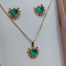 CONJUNTO VENEZIANACORAÇÃO VERDE COM ZIRCONIA COLORIDA AO REDOR