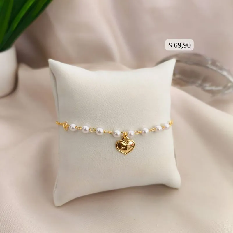 PULSEIRA COM PEROLAS E PLACA DE CORAÇÃO COM NOME FÉ