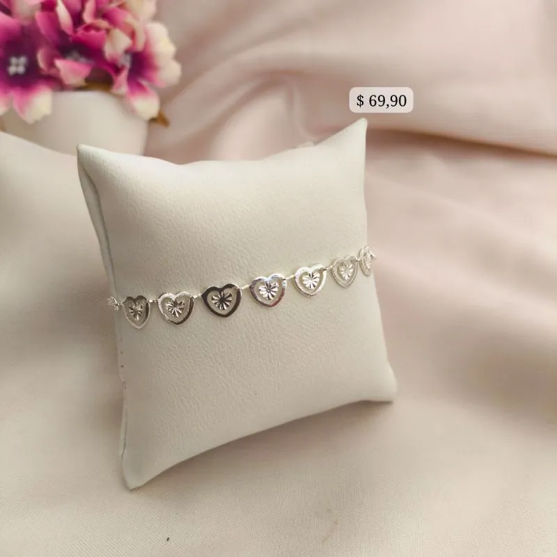 PULSEIRA ELO PORTUGUES COM PLACAS DE CORAÇÕES VAZADOS E DETALHES NO MEIO B. A PRATA 925
