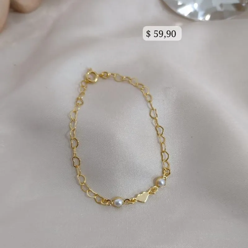 PULSEIRA INFANTIL COM 2 PEROLAS E PLACA DE CORAÇÃO NO MEIO