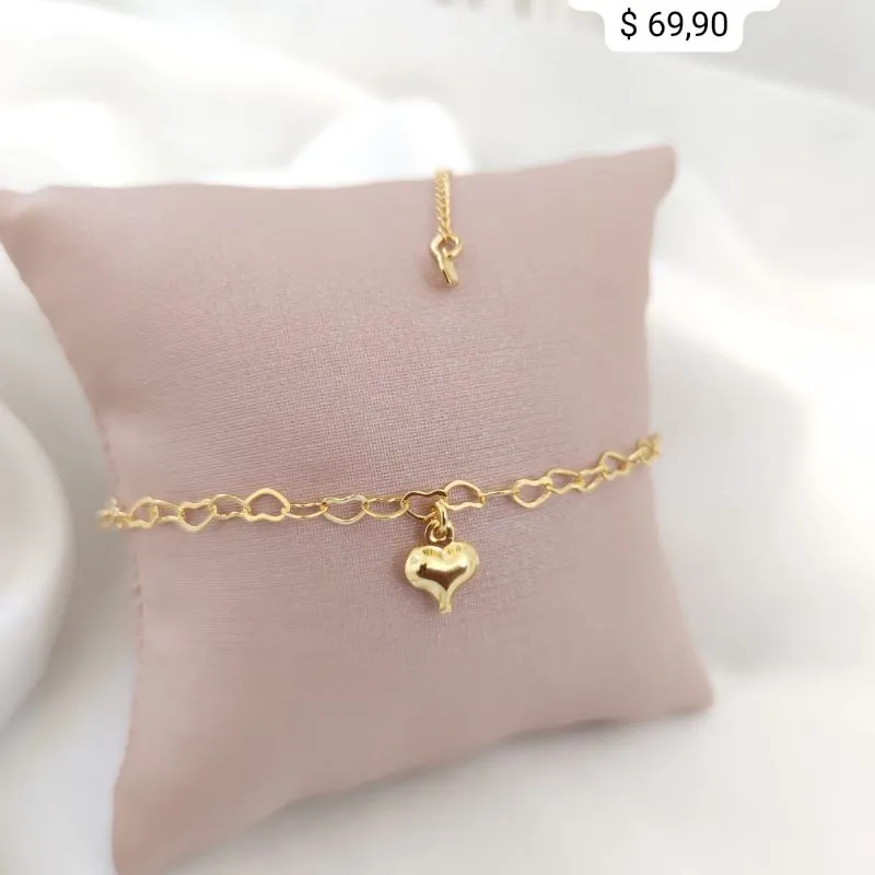 TORNOZELEIRA COM CORAÇÕES ENTRELAÇADOS E PINGENTE DE CORAÇÃO BOLEADO TORNOZELEIRA COM CORAÇÕES ENTRELAÇADOS E PINGENTE DE CORAÇÃO BOLEADO