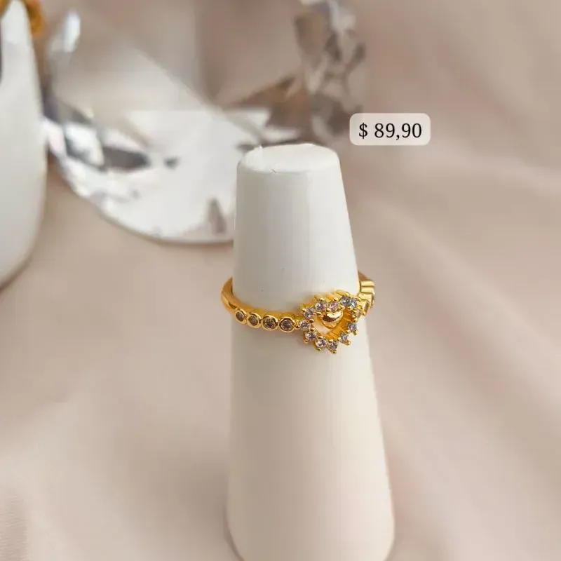 ANEL COM CORAÇÃO VAZADO CRAVEJADO EM MICRO ZIRCONIA AO REDOR E  LISO NO MEIO