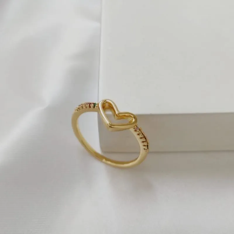 ANEL COM CORAÇÃO VAZADO LISO E CRAVEJADO EM MICRO ZIRCONIA ANEL COM CORAÇÃO VAZADO LISO E CRAVEJADO EM MICRO ZIRCONIA