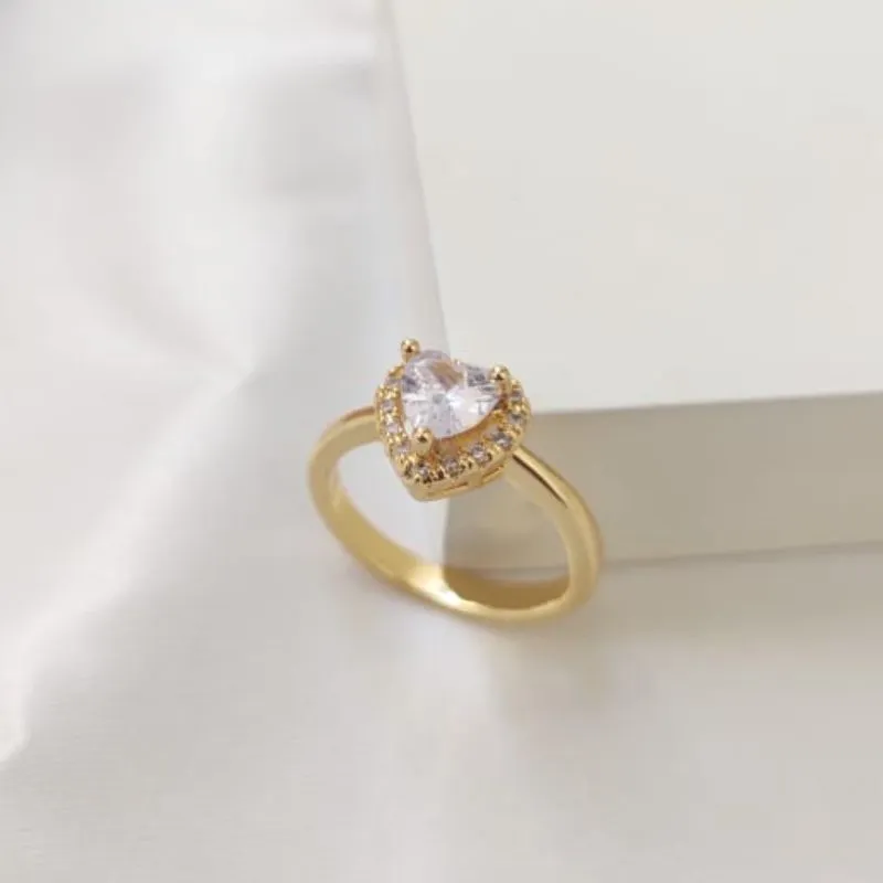 ANEL COM PEDRA EM FORMA DE CORAÇÃO COM MICRO ZIRCONIA AO REDOR DO CORAÇÃO