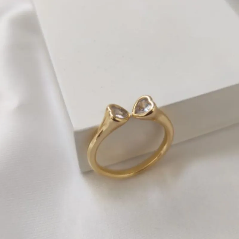 ANEL REGULAVEL COM 2 CORAÇÕES DE ZIRCONIA NAS PONTAS ANEL REGULAVEL COM 2 CORAÇÕES DE ZIRCONIA NAS PONTAS