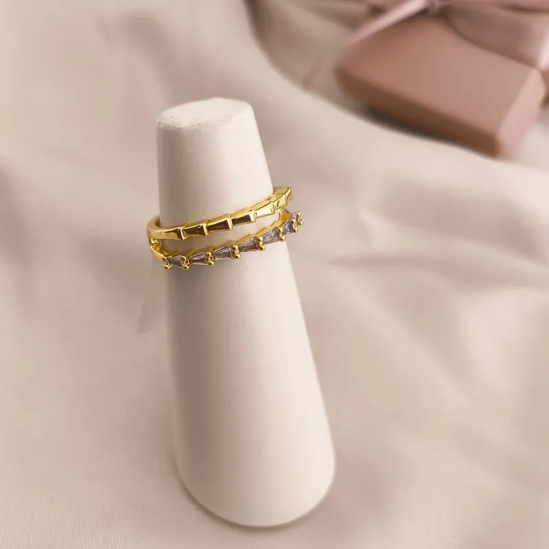 ANEL 2 EM 1 EM FORMA DE TRIANGULO LISO E PEDRAS DE ZIRCONIA EM FORMA DE TRIANGULO ANEL 2 EM 1 EM FORMA DE TRIANGULO LISO E PEDRAS DE ZIRCONIA EM FORMA DE TRIANGULO