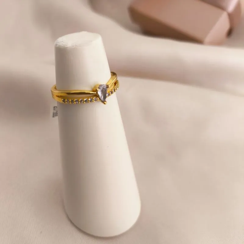 ANEL 2 EM 1 LISO CURVADO E CRAVEJADO EM MICRO ZIRCONIA COM PEDRA DE ZIRCONIA EM FORMA DE GOTA NO MEIO