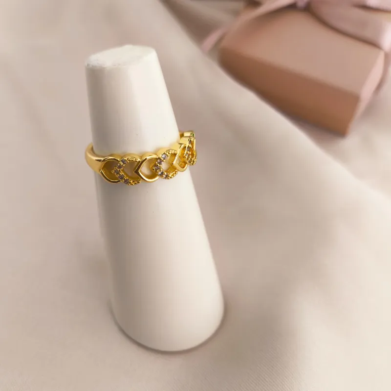 ANEL COM CORAÇÕES VAZADOS LISOS E CRAVEJADOS EM MICRO ZIRCONIA