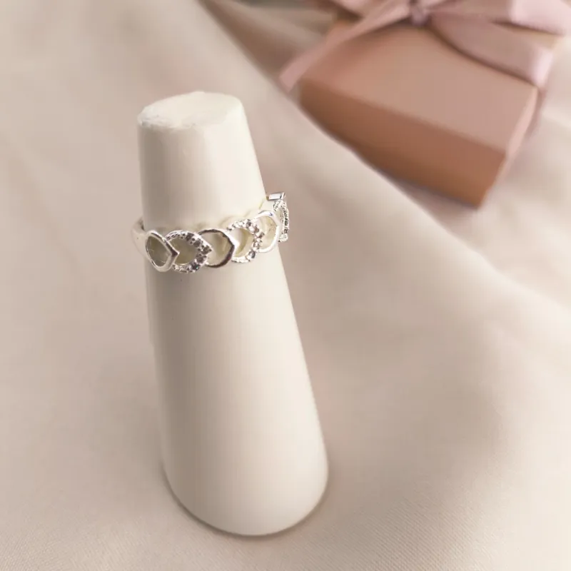 ANEL COM CORAÇÕES VAZADOS LISOS E CRAVEJADOS EM MICRO ZIRCONIA