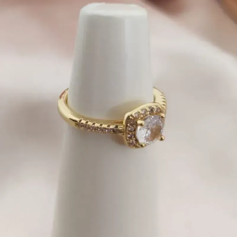 ANEL COM PEDRA REDONDA DE ZIRCONIA E CRAVEJADO EM MICRO ZIRCONIA ANEL COM PEDRA REDONDA DE ZIRCONIA E CRAVEJADO EM MICRO ZIRCONIA