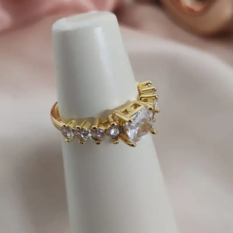 ANEL COM PEDRAS OVAIS E PEDRA SOLITARIA QUADRADA DE ZIRCONIA ANEL COM PEDRAS OVAIS E PEDRA SOLITARIA QUADRADA DE ZIRCONIA